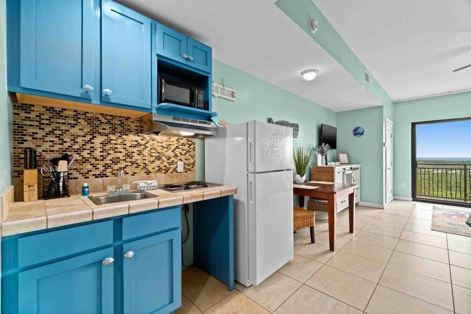 Stocked kitchenette area with full size fridge!