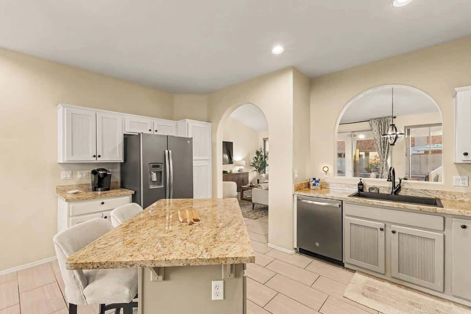 Fully equipped kitchen with modern appliances, ideal for cooking and entertaining.