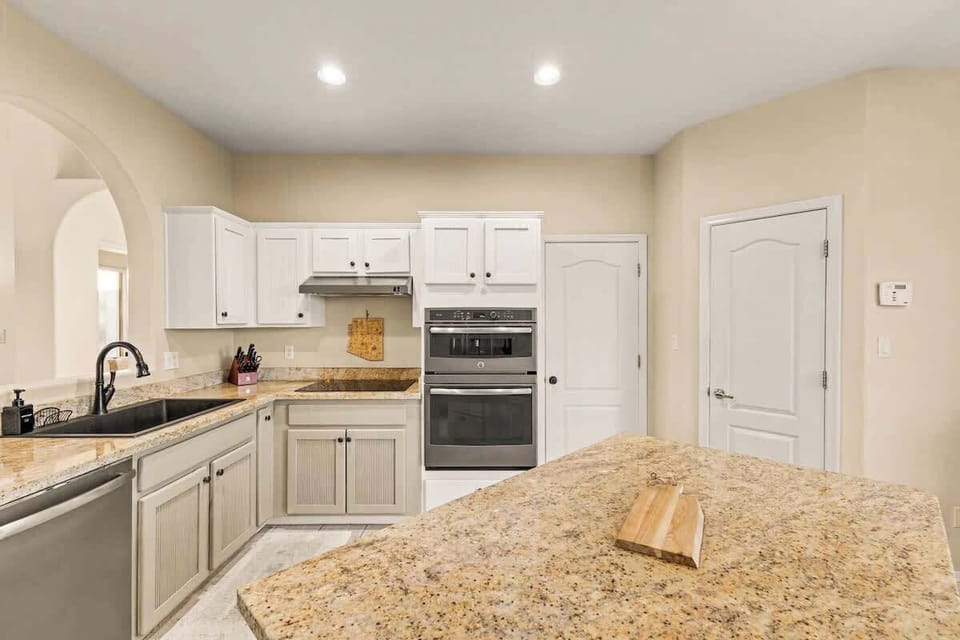 Fully equipped kitchen with modern appliances, ideal for cooking and entertaining.