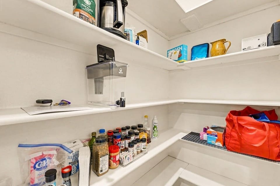 Fully equipped kitchen with modern appliances, ideal for cooking and entertaining.