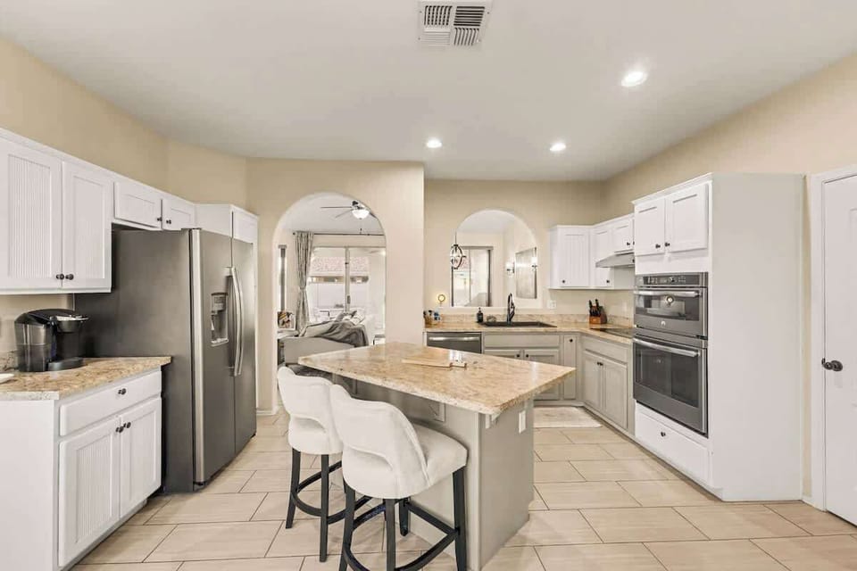 Fully equipped kitchen with modern appliances, ideal for cooking and entertaining.