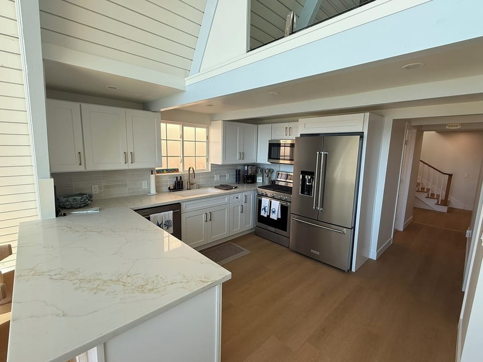 Newly updated kitchen w/ stainless steels appliances and fully stocked cookware