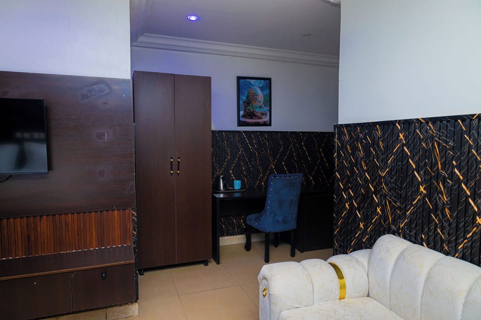 Standard Single Room, City View | Living area