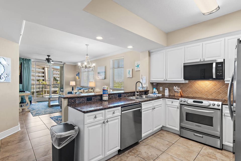 Condo, Multiple Beds (Azure #323) | Private kitchen
