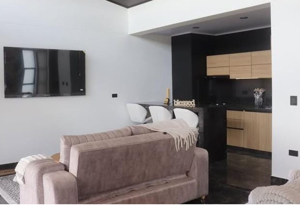 Luxury Cabin, Balcony, Mountain View | Living area