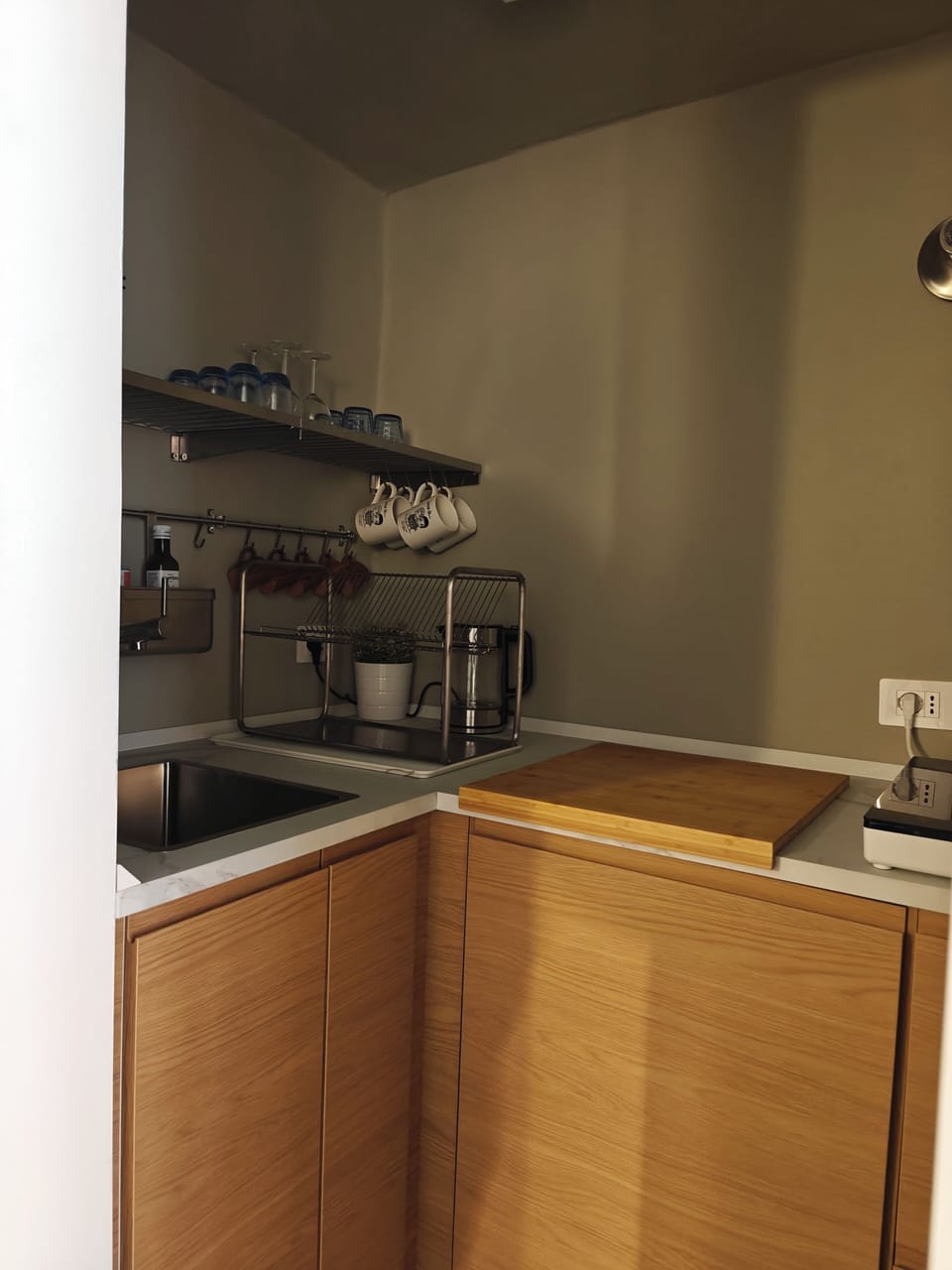 Exclusive Apartment, City View | Private kitchen | Cookware/dishes/utensils
