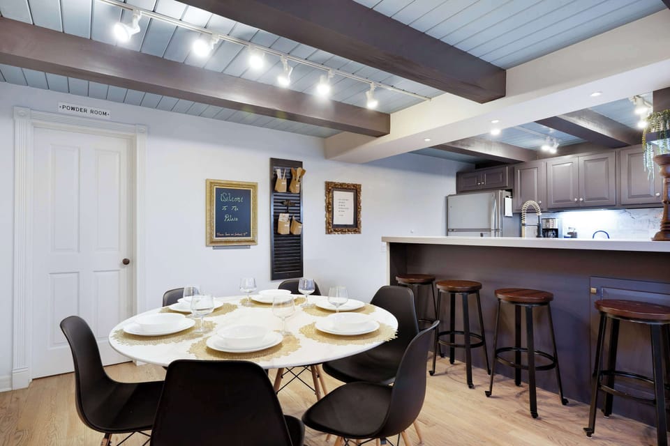 Dinning seating for 6, bar seating for 4
