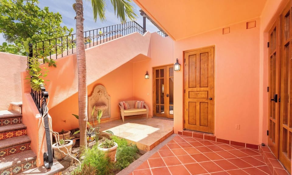 Entrance / Courtyard / Garden