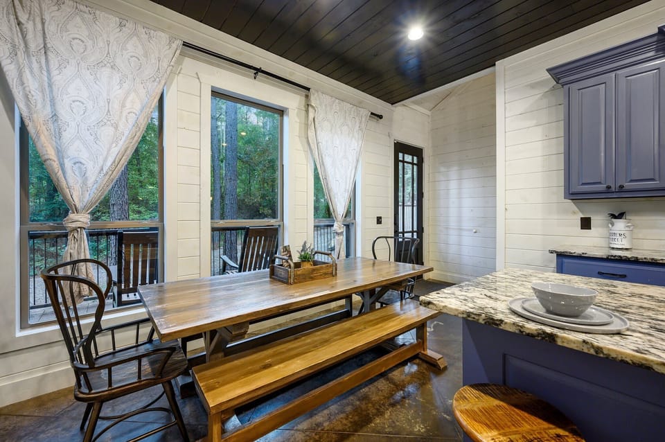 Breakfast, brunch, dinner, or late-night snacks—this dining area makes every bite taste like vacation.
