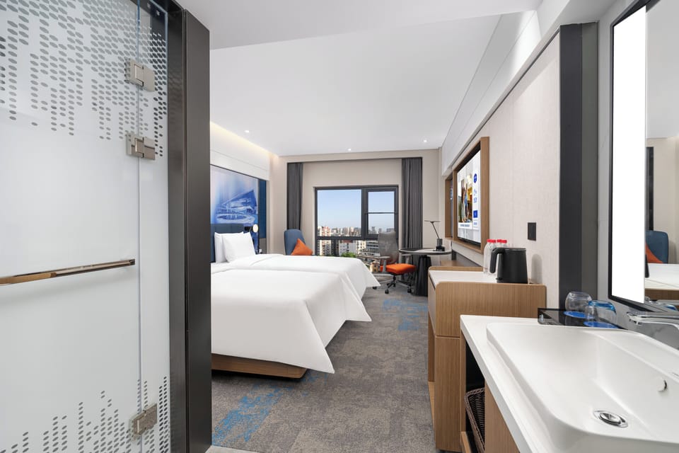 Comfort Twin Room, Non Smoking, City View | Desk, laptop workspace, iron/ironing board (on request), WiFi (free)
