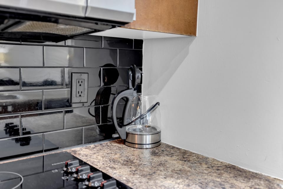 Comfort Suite, 1 Bedroom, Non Smoking, Air conditioning | Private kitchen | Fridge, microwave, oven, stovetop