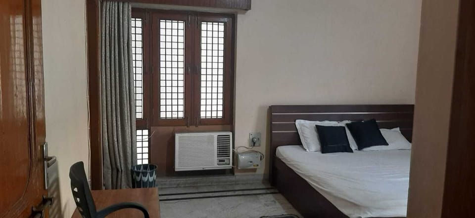 Double Room | Rollaway beds, free WiFi, bed sheets