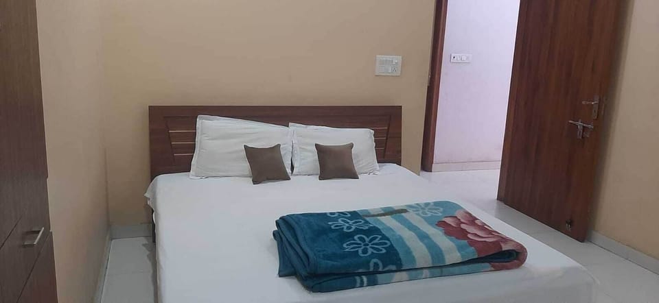 Double Room | Rollaway beds, free WiFi, bed sheets