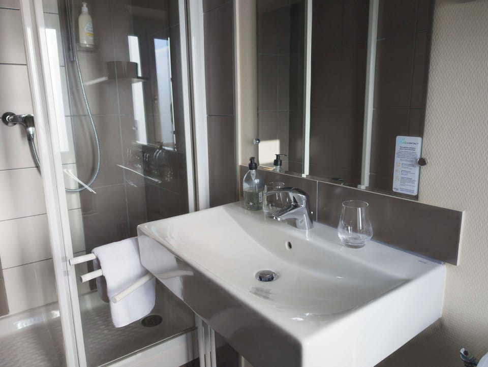 Standard Triple Room | Bathroom