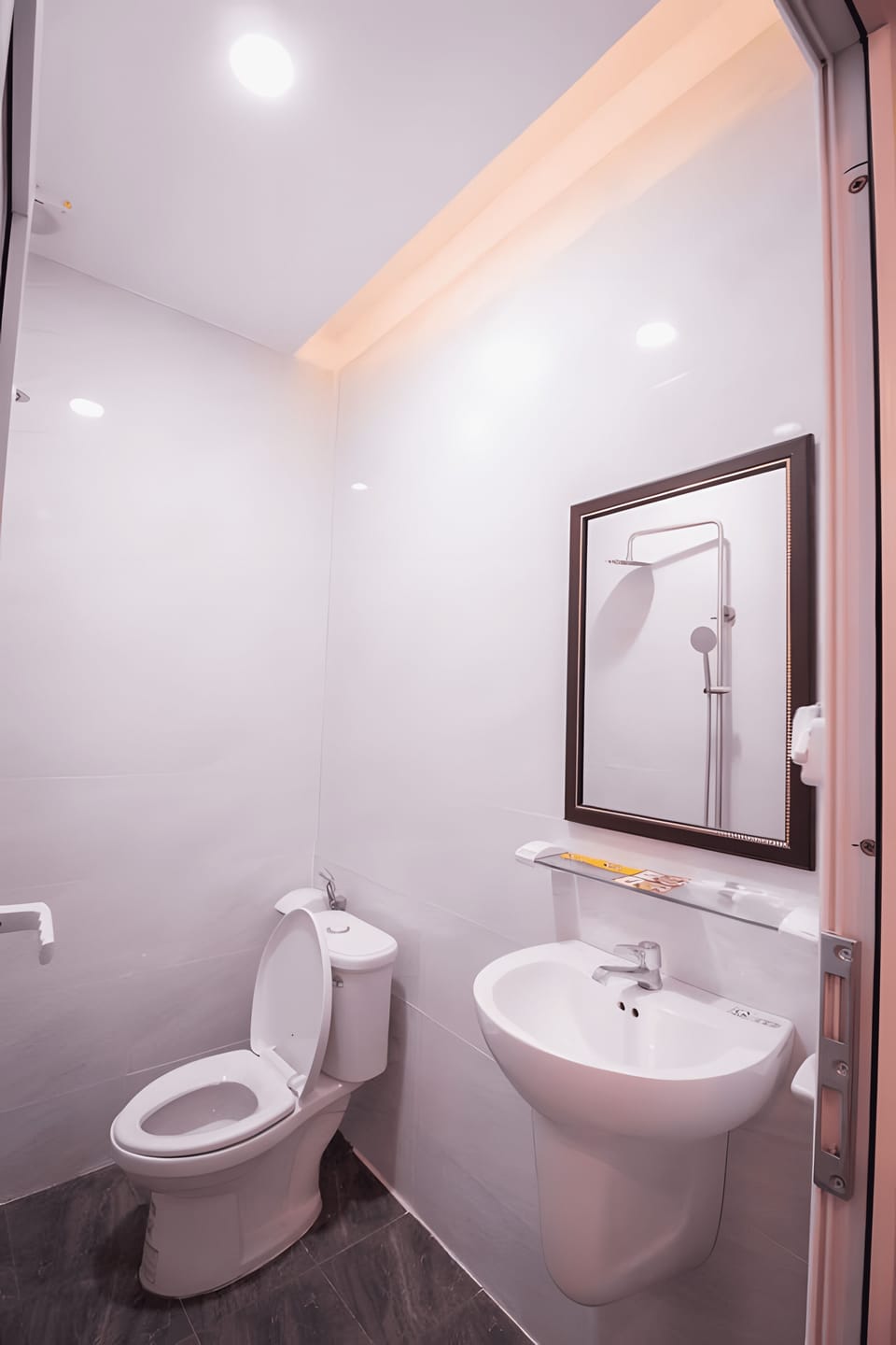 Room, 1 Queen Bed | Bathroom | Shower, free toiletries, hair dryer, slippers