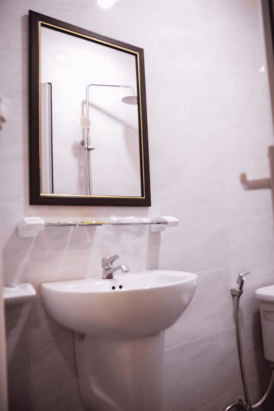Room, 1 Queen Bed | Bathroom | Shower, free toiletries, hair dryer, slippers