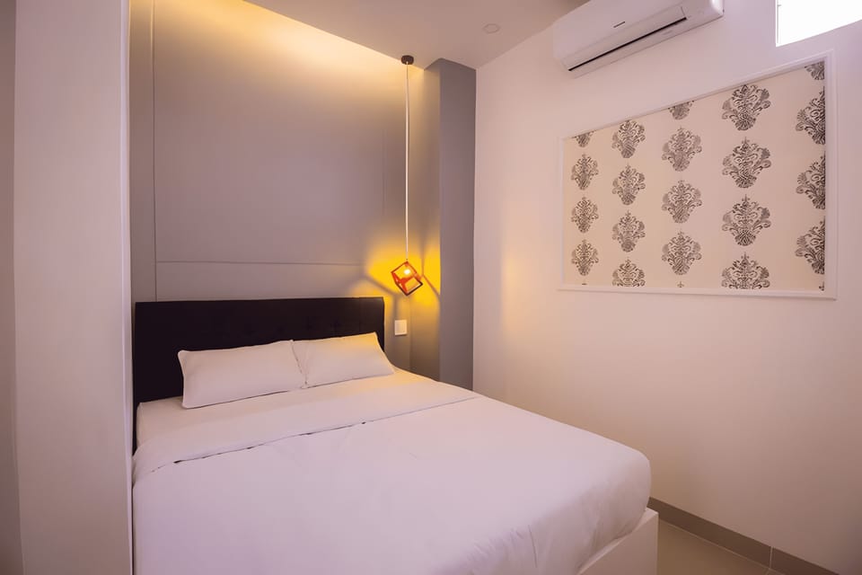 Room, 1 Queen Bed | Blackout drapes, iron/ironing board, free WiFi