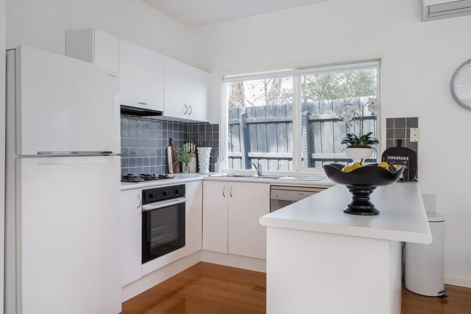 Kitchen with oven, stove, coffee machine, freeze freezer and everything you need to cook and entertain