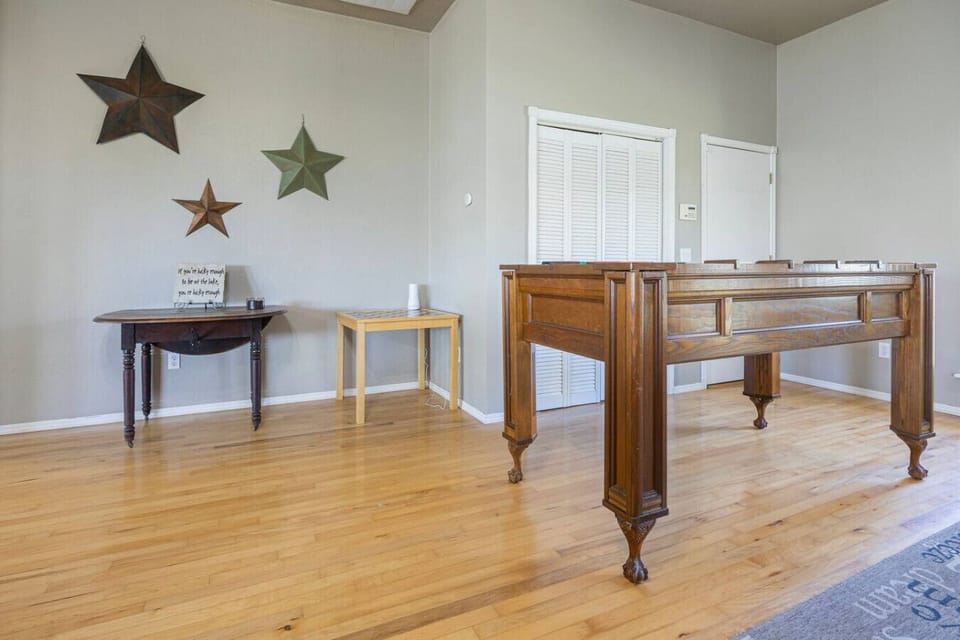 Spacious area for a game of craps!