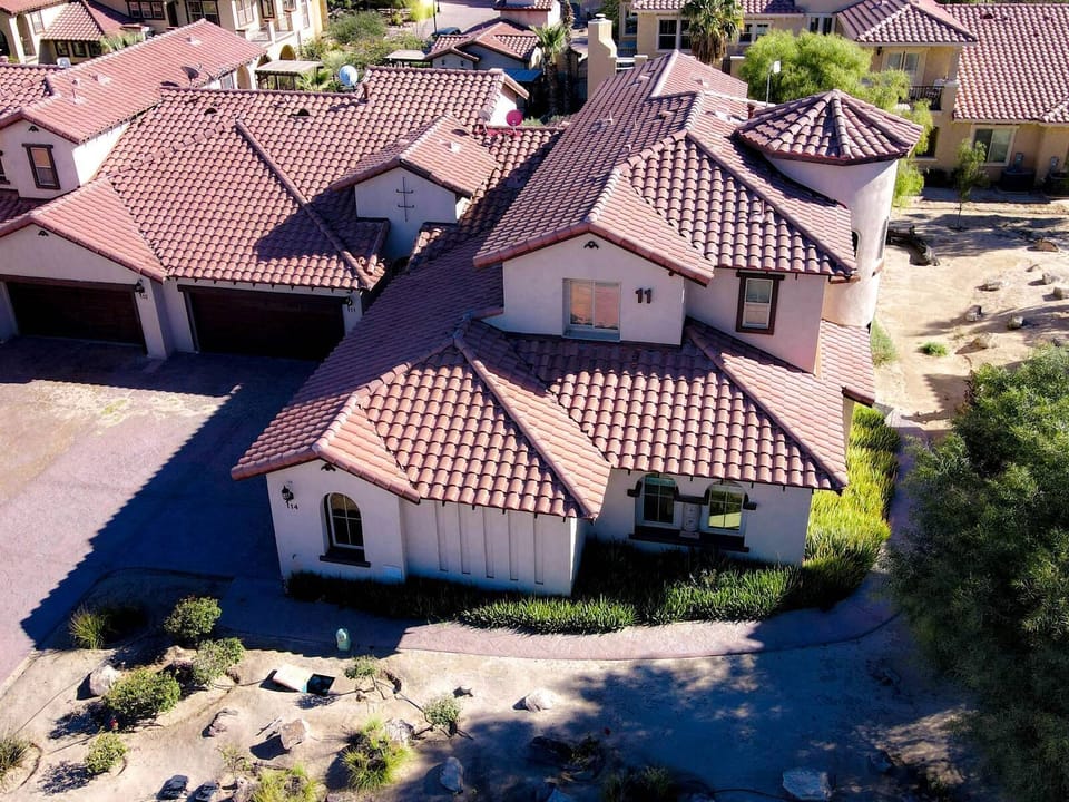 This 3-bedroom, 3-bath condominium features a full kitchen, multiple living areas, in-unit laundry, and access to community amenities including heated pools, a jacuzzi, and tennis courts .