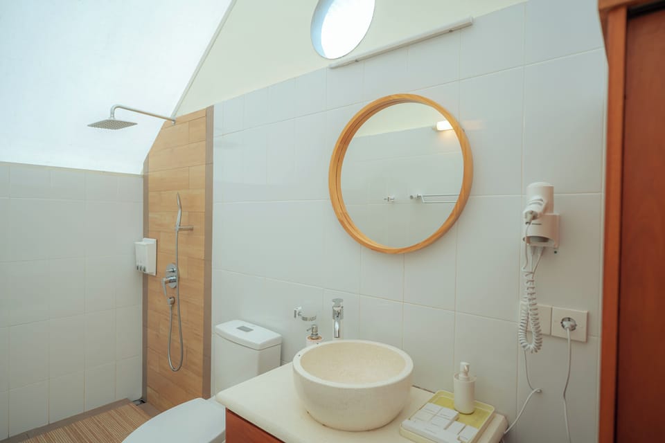 Standard Twin Room, Balcony, Garden View | Bathroom | Shower, hair dryer, towels, soap
