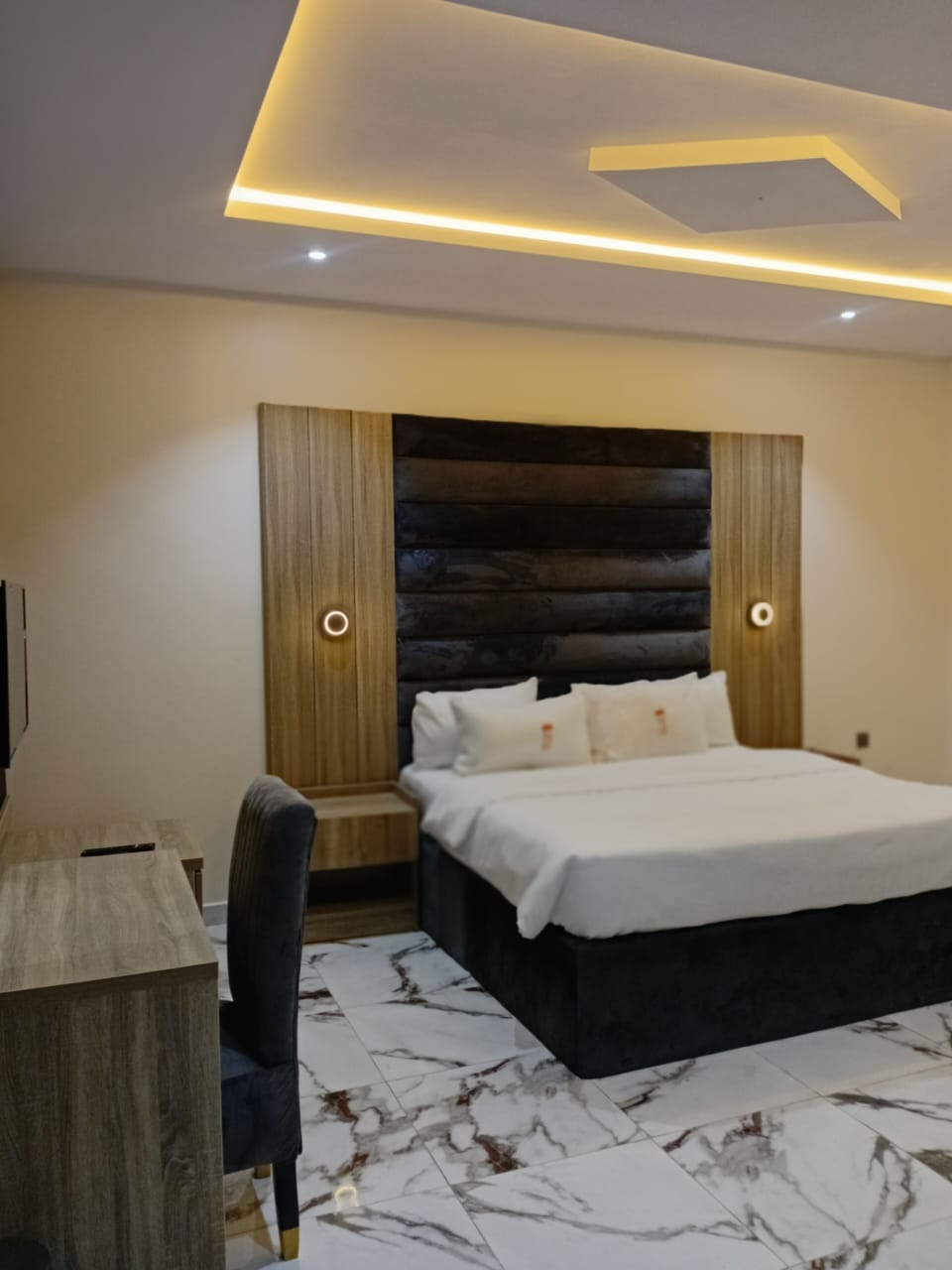 Deluxe Studio, City View | Desk, laptop workspace, free WiFi