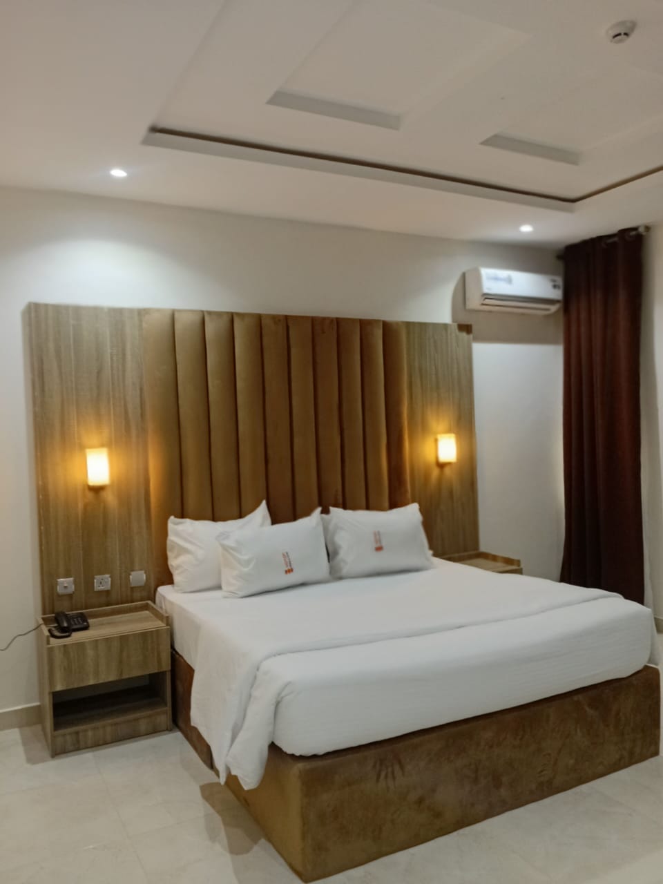 Deluxe Studio, City View | Desk, laptop workspace, free WiFi