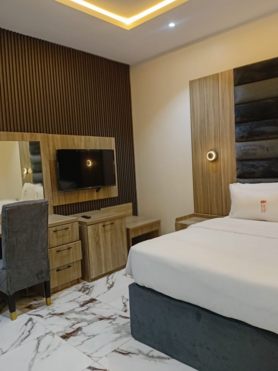 Deluxe Studio, City View | Desk, laptop workspace, free WiFi