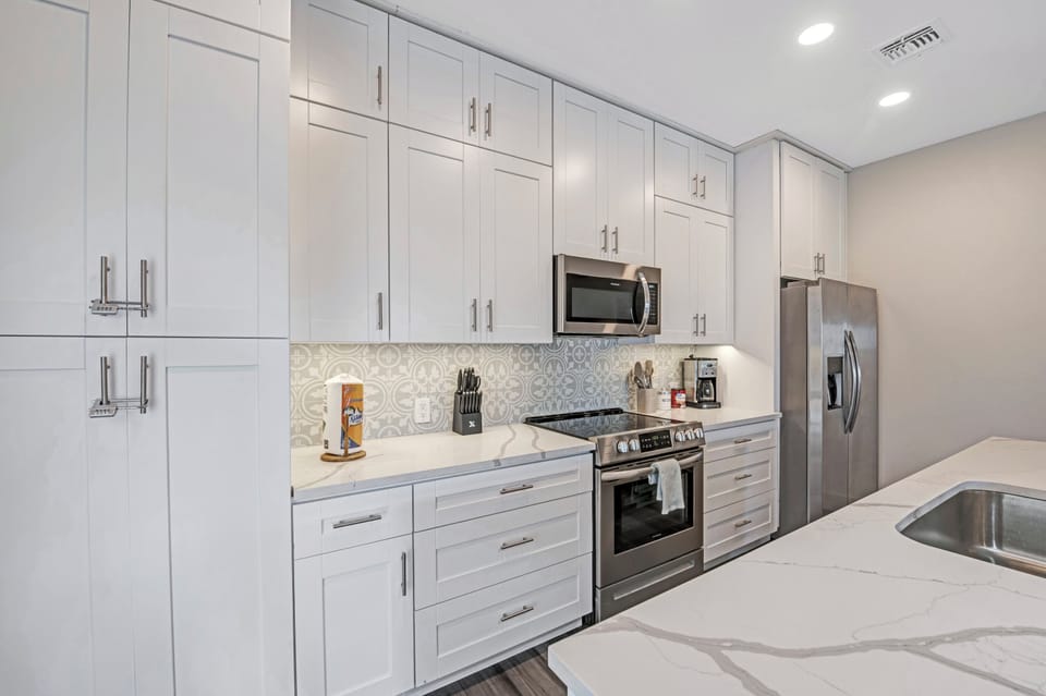 Bright & modern fully equipped kitchen