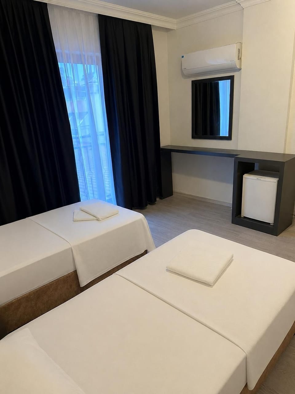 Standard Room, 1 Bedroom, Mountain View | In-room safe, desk, laptop workspace