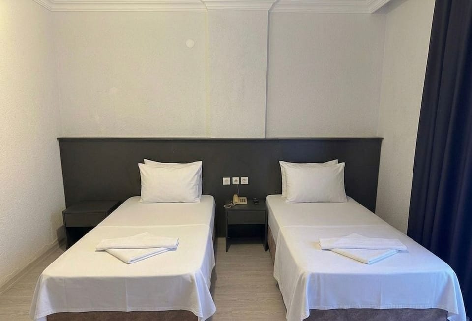 Standard Room, 1 Bedroom, Mountain View | In-room safe, desk, laptop workspace