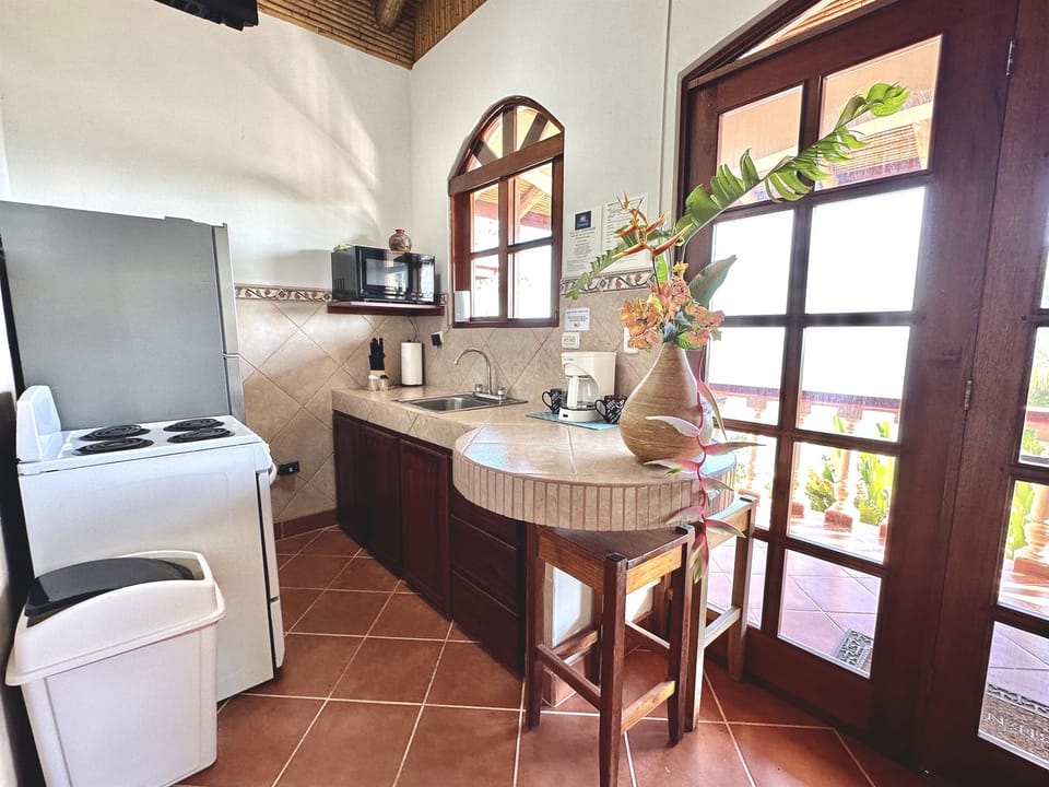Fully equipped kitchen with breakfast nook