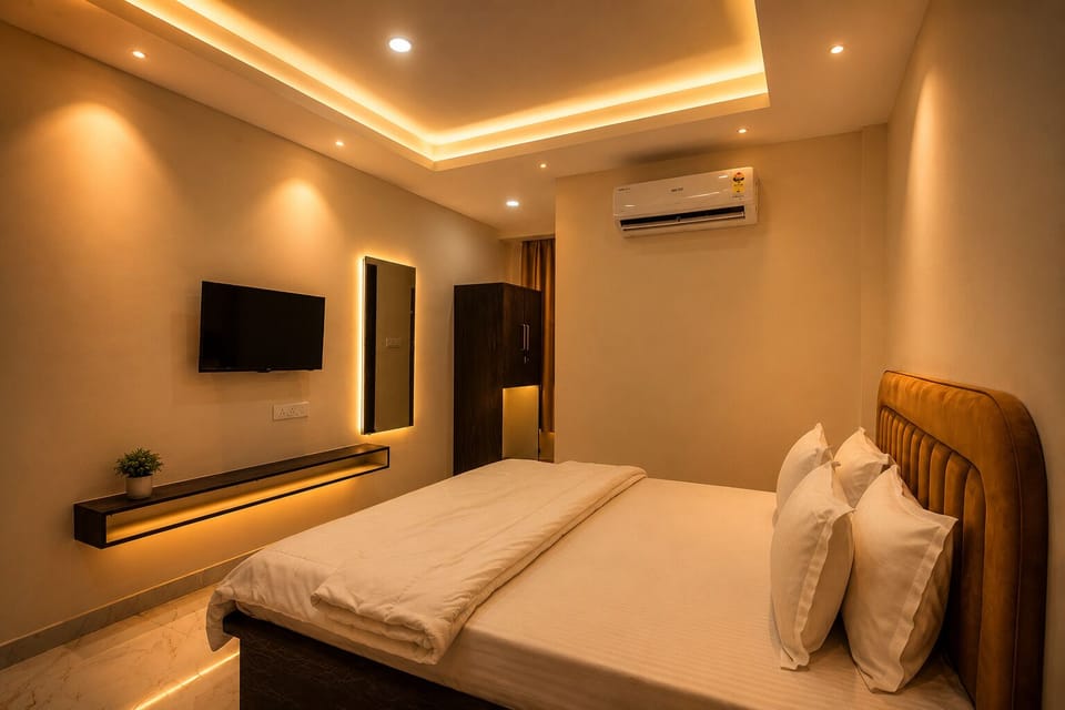 Luxury Room | Desk, WiFi (free), bed sheets