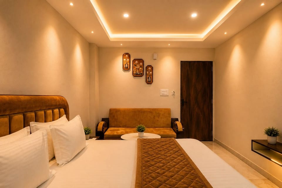 Luxury Room | Desk, WiFi (free), bed sheets