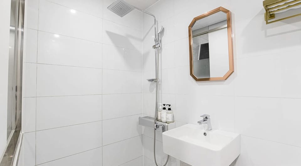 Standard Double Room, 1 King Bed, City View | Bathroom | Hair dryer, towels, shampoo, toilet paper