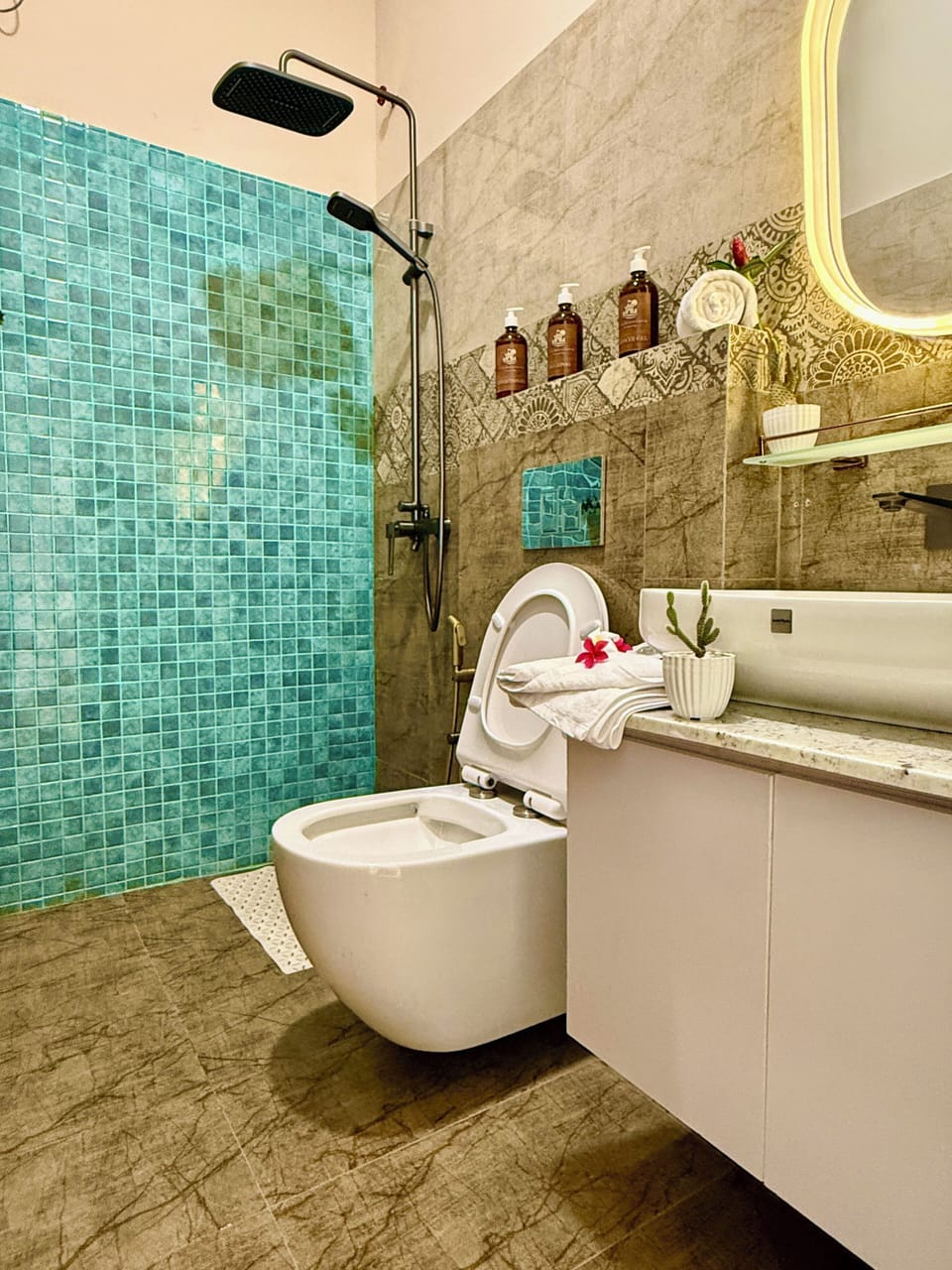 Deluxe Double Room, Balcony, City View | Bathroom | Shower, free toiletries, towels, soap