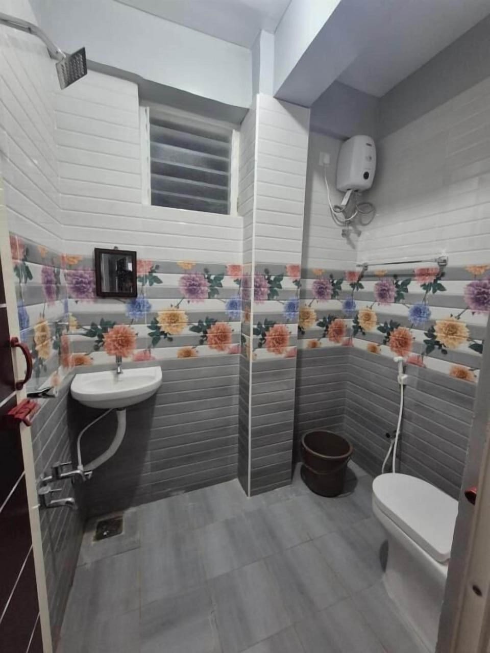Shower, free toiletries, towels