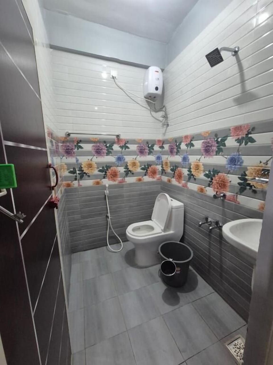Double Room | Bathroom | Shower, free toiletries, towels