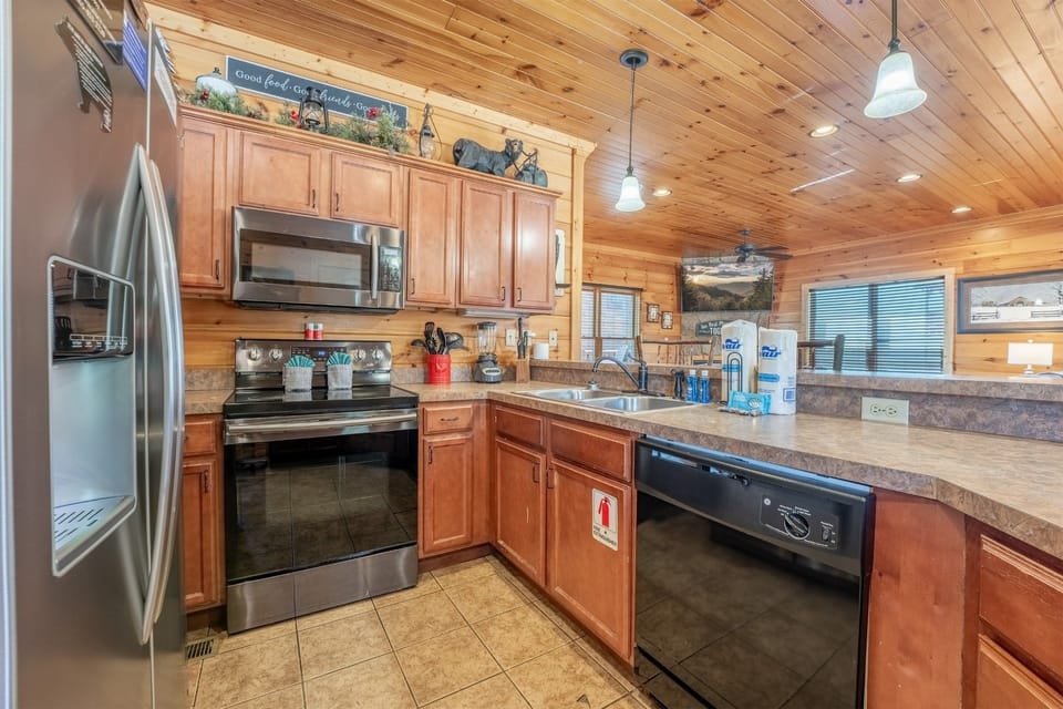Cabin, 5 Bedrooms | Private kitchen | Coffee/tea maker, fridge, oven, toaster