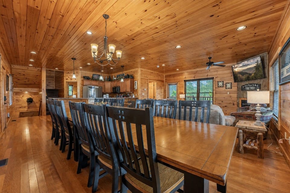 Cabin, 5 Bedrooms | Dining