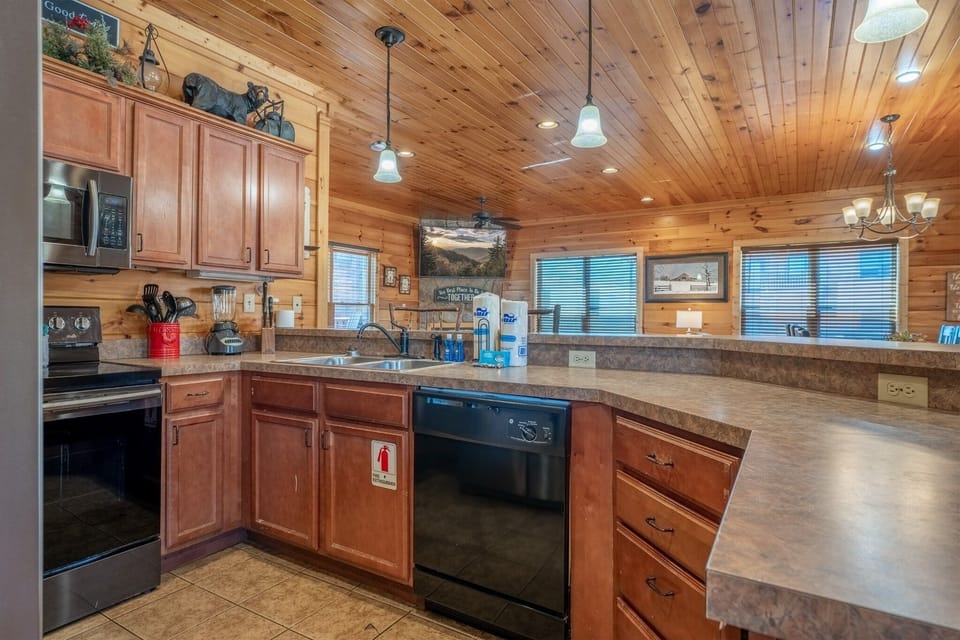 Cabin, 5 Bedrooms | Private kitchen | Coffee/tea maker, fridge, oven, toaster