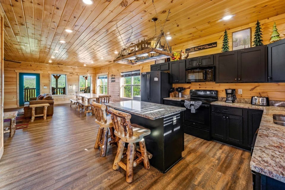 Cabin, 5 Bedrooms | Private kitchen | Fridge, oven, coffee/tea maker, toaster