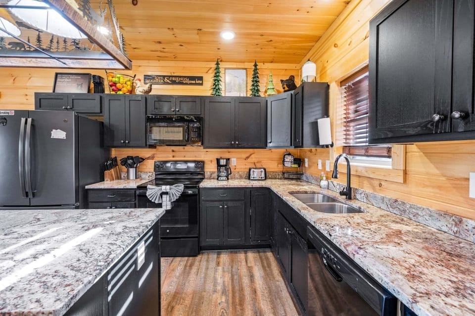 Cabin, 5 Bedrooms | Private kitchen | Fridge, oven, coffee/tea maker, toaster