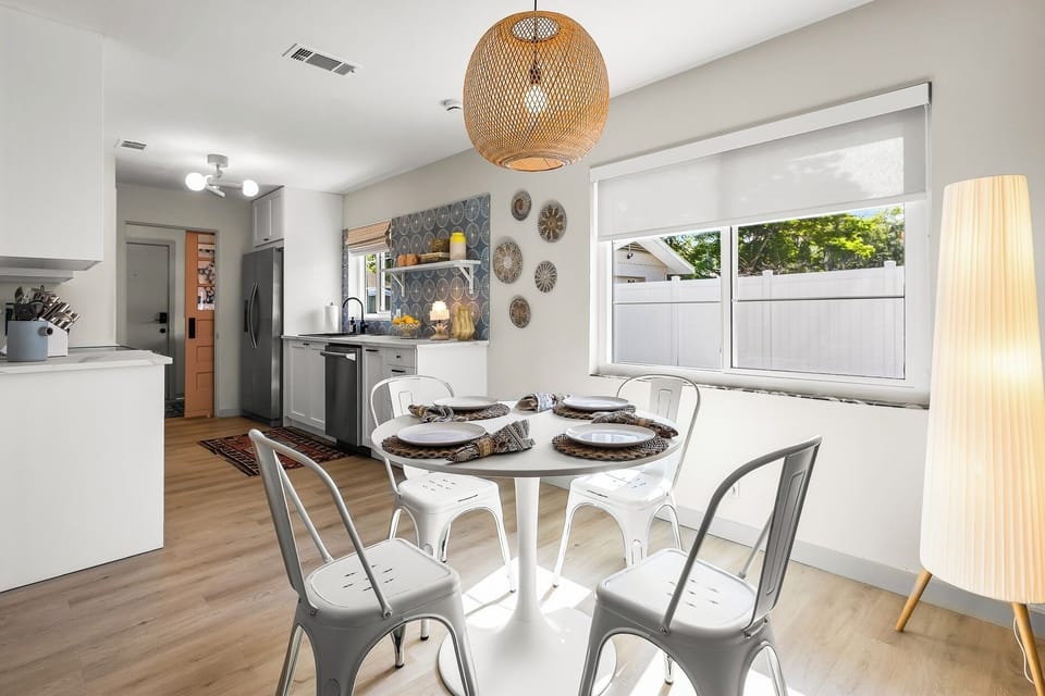 Unit 617: Dining: Seating for 4, Large windows throughout