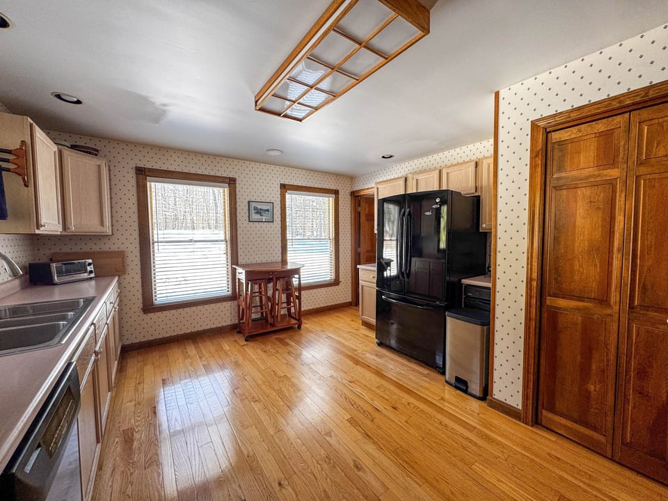 Additional fully stocked kitchen views