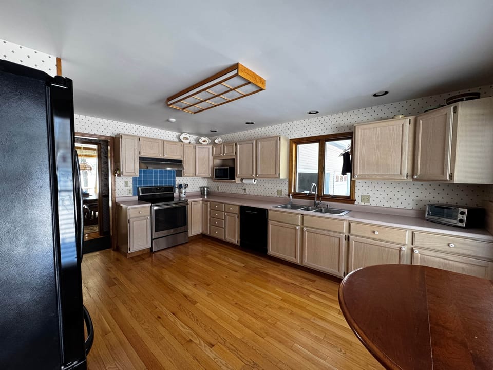 Additional fully stocked kitchen views