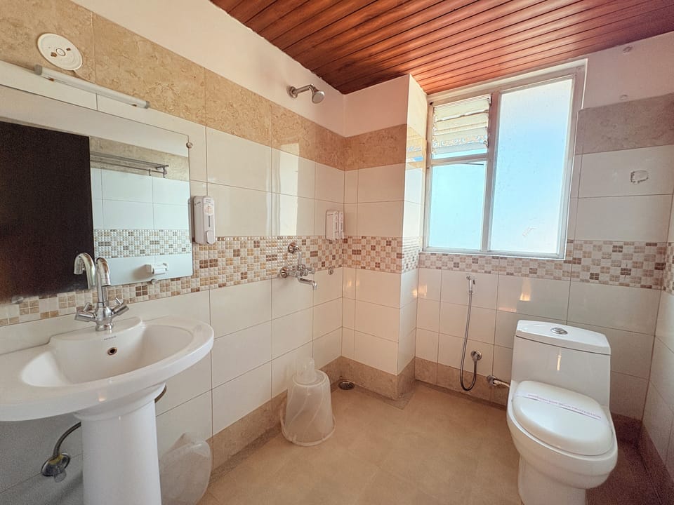 Luxury Double Room, Valley View | Bathroom | Shower, free toiletries, towels