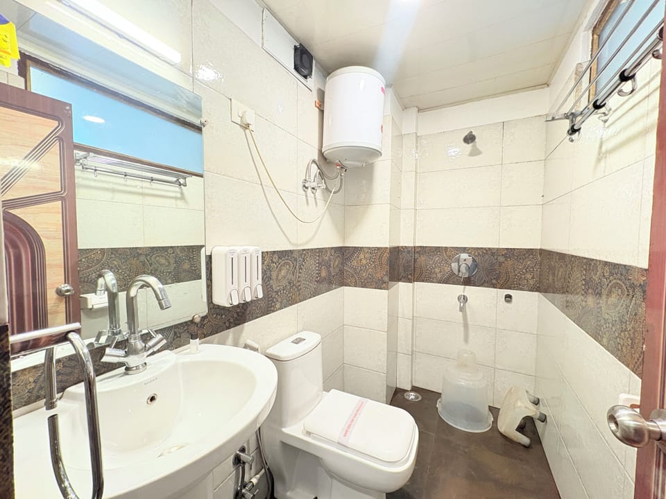 Comfort Double Room | Bathroom | Shower, free toiletries, towels