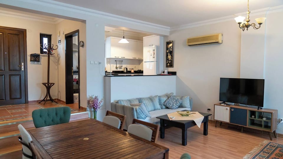 House, 6 Bedrooms, Smoking, Private Pool | Living room | Books