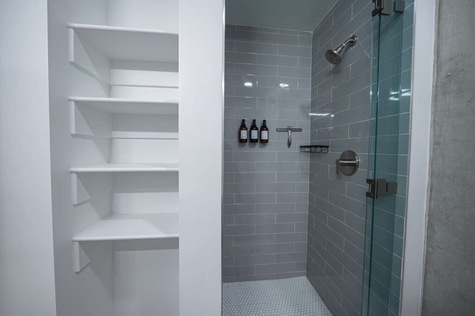 Fully stocked bathroom with Shampoo/Conditioner/Body Wash/ Hair Dryer/Hair Straightener
